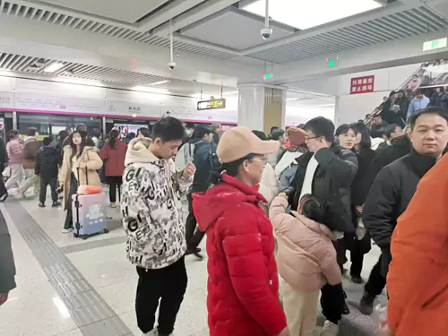 河南洛阳春节假期迎来人潮高峰 地铁和以应天门为中心地带最为热闹