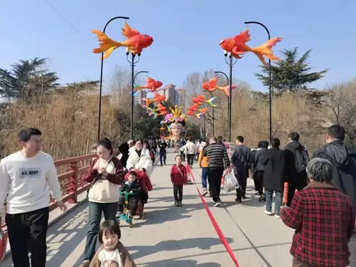 2024年春节洛阳王城公园妆扮有特色 通往动物园的桥北矗立着武则天大型扎像